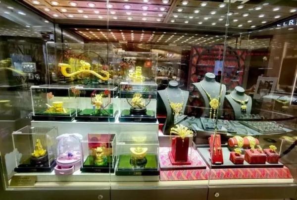 从“一路狂飙”到“大幅跳水”，很多人不敢买了，有店趁势打折...
