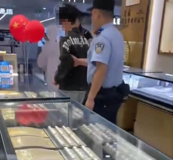 小伙戴上金项链撒腿就跑，金店店员大惊失色……