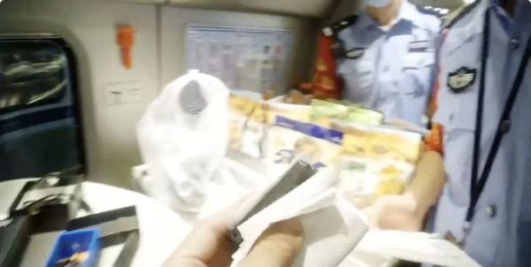 动车卫生间里居然长了“眼”，偷拍男子被行拘！