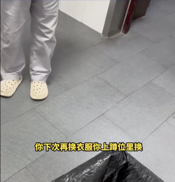 女子公厕换衣服，保洁大爷突然闯入？网友吵翻，各方回应来了