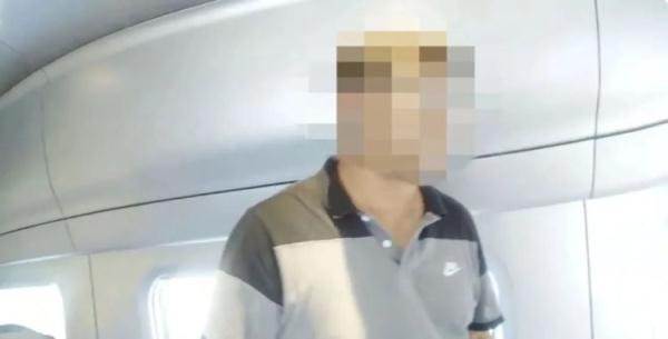 动车卫生间里居然长了“眼”，偷拍男子被行拘！