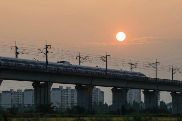 当高铁遇上金黄的稻田 | 新华每日播报特刊