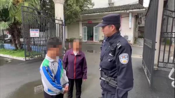 妈妈亲自把13岁儿子送进审讯室？