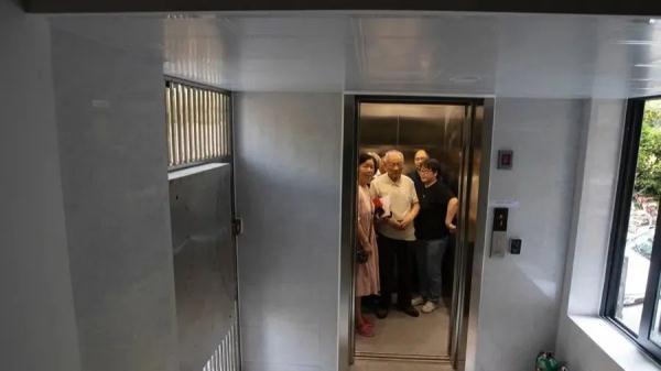 上海80岁阿婆挡在加装电梯的工程车前!楼上居民无奈起诉,法官这么解决→ 上海80岁阿婆挡在加装电梯的工程车前!楼上居民无奈起诉,法官这么解决→