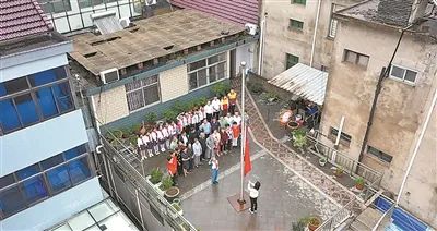 109岁老红军吴九成国庆当日携全家四代升国旗