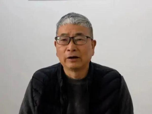 这个贪官穿10多元的背心、早餐不舍得加蛋，却买了一堆假古董