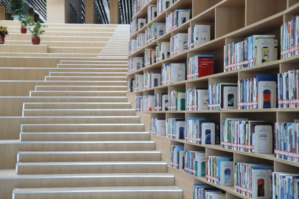 为什么大学图书馆门口楼梯这么多？“知识以一种很新的方式进到我的脑子里”