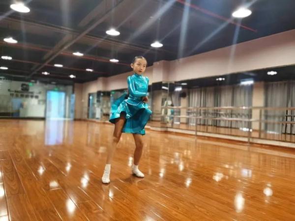 柳州10岁女孩，斩获国际大赛“三冠一亚”！
