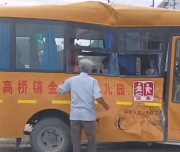 广东通报“大货车与校车碰撞事故”：校车司机死亡，一幼儿一老师受伤