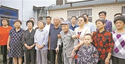 109岁老红军吴九成国庆当日携全家四代升国旗