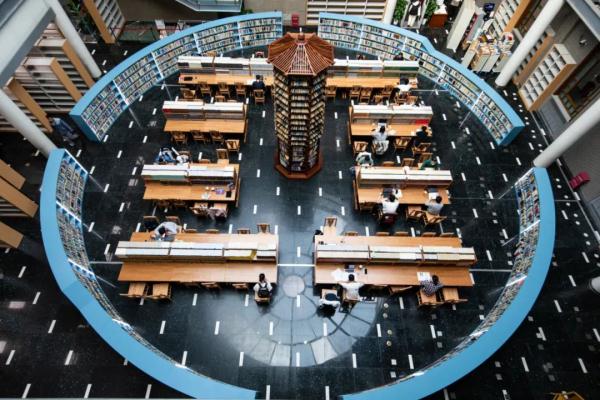 为什么大学图书馆门口楼梯这么多？“知识以一种很新的方式进到我的脑子里”