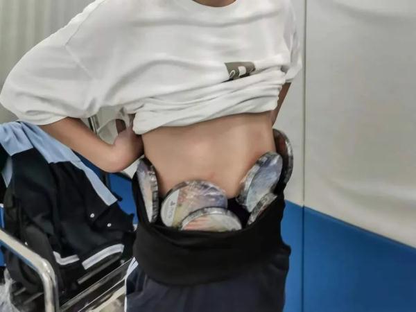 他为啥要身绑79张游戏光盘？
