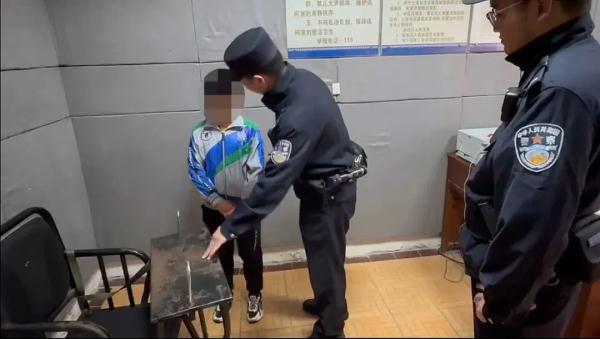 妈妈亲自把13岁儿子送进审讯室？