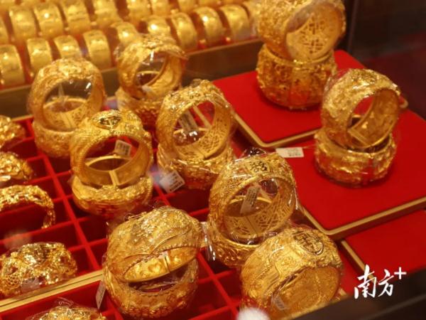 金价连跌，前段时间买金豆的年轻人后悔了吗？
