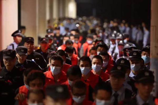 浙江公安押解回148名缅北电诈犯罪嫌疑人 浙江公安押解回148名缅北电诈犯罪嫌疑人