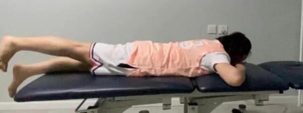 走路时突然腿软是病吗？医生提醒：这5个行为“很伤膝”