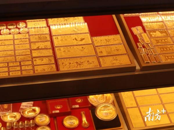 金价连跌，前段时间买金豆的年轻人后悔了吗？