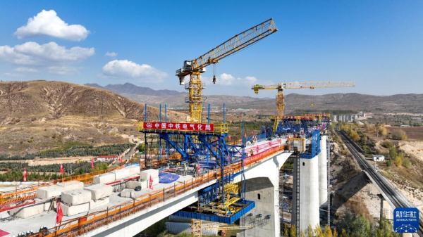 集通铁路电气化改造工程最大跨度刚构连续梁合龙