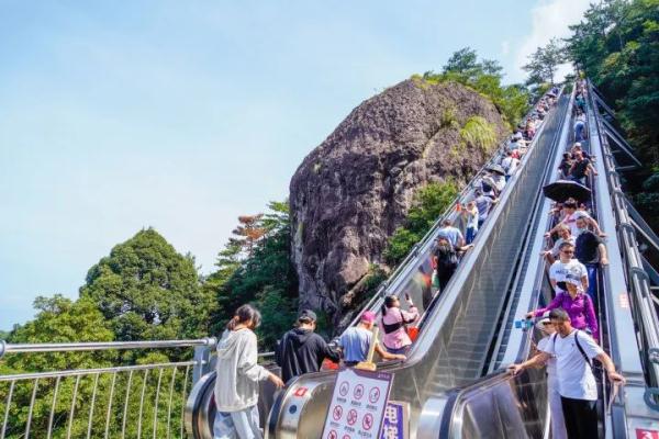 山一步没爬，景一处不落……景区实现“无痛爬山”，网友吵翻