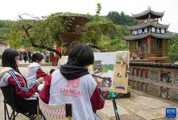 重庆石柱桥头镇：打造特色小镇 吸引八方游客