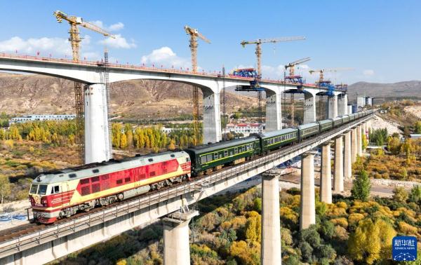 集通铁路电气化改造工程最大跨度刚构连续梁合龙