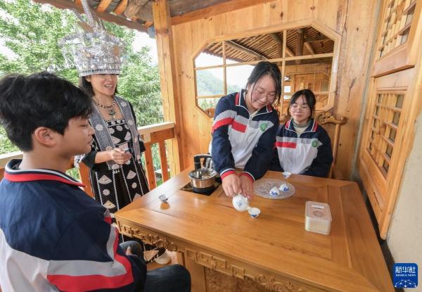 重庆石柱桥头镇：打造特色小镇 吸引八方游客