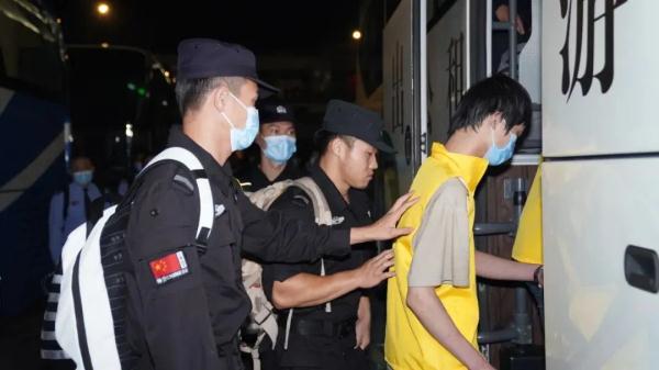 浙江公安押解回148名缅北电诈犯罪嫌疑人 浙江公安押解回148名缅北电诈犯罪嫌疑人