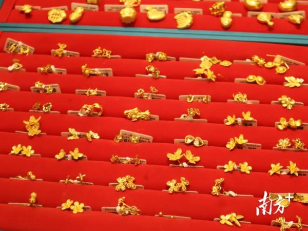金价连跌，前段时间买金豆的年轻人后悔了吗？