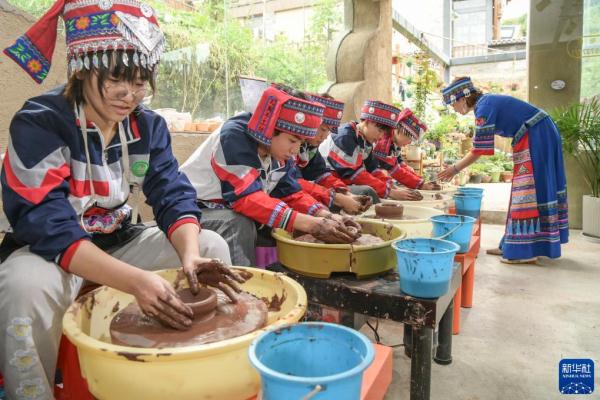重庆石柱桥头镇：打造特色小镇 吸引八方游客