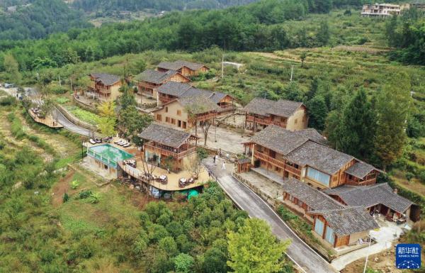 重庆石柱桥头镇：打造特色小镇 吸引八方游客