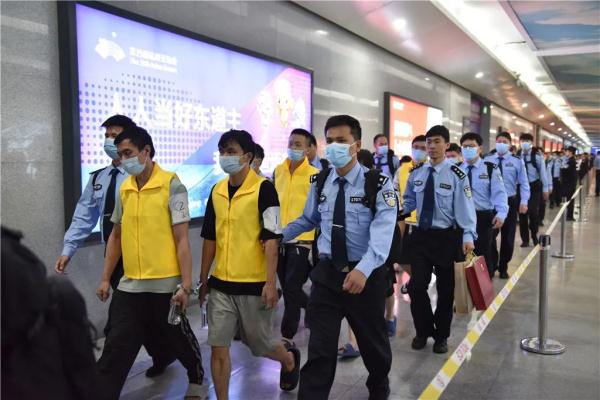 直击缅北电诈台州警方连夜押解画面曝光