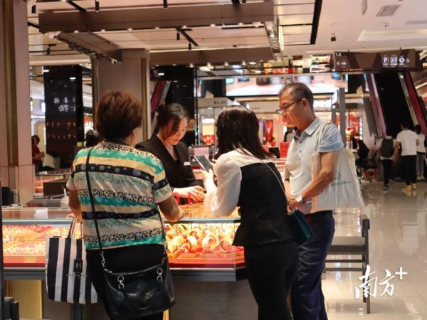 金价连跌，前段时间买金豆的年轻人后悔了吗？