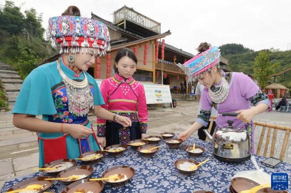 重庆石柱桥头镇：打造特色小镇 吸引八方游客
