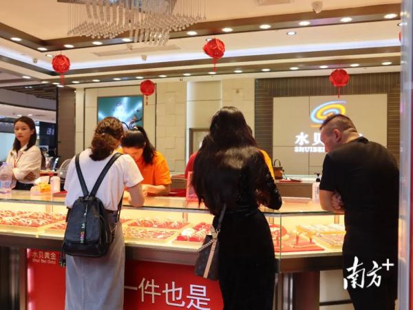 金价连跌，前段时间买金豆的年轻人后悔了吗？