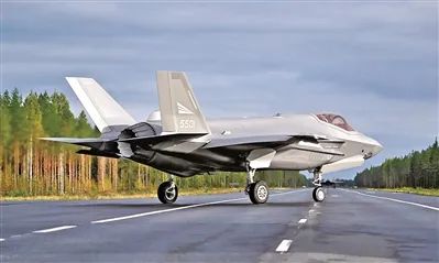 F-35A首次在高速公路起降 F-35A首次在高速公路起降