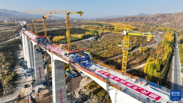 集通铁路电气化改造工程最大跨度刚构连续梁合龙