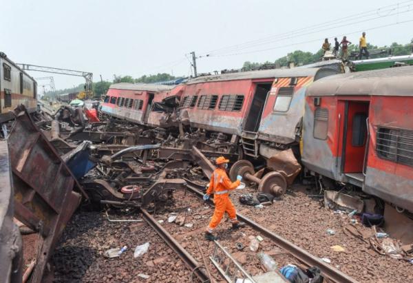 印度东北部发生列车脱轨事故　死伤数十人