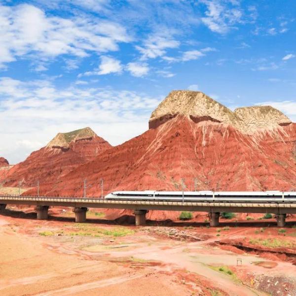 山河壮阔！火车穿越丹霞，拍到就是大片