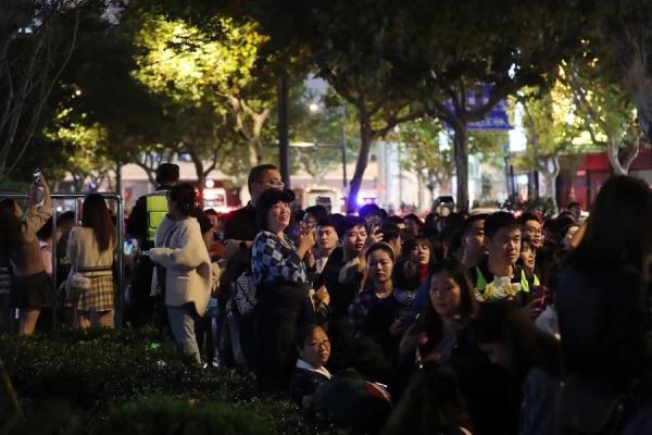 周杰伦上海演唱会，2人被拘留！收钱后将歌迷强行推入检票口，然后逃之夭夭……