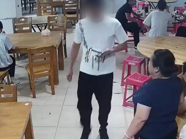 警察吃饭“偶遇”嫌疑人，直接“打包”带走！