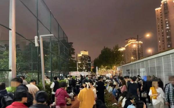 带歌迷逃票听周杰伦？每人收2600元，从检票闸机口强行推入！两人因扰乱秩序被行拘