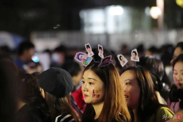 周杰伦上海演唱会，2人被拘留！收钱后将歌迷强行推入检票口，然后逃之夭夭……