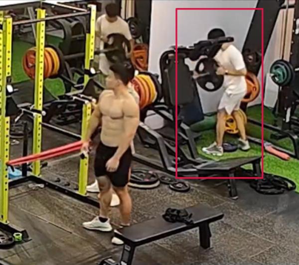 男子健身房失误砸断女生4根脚趾?!教练:这种失误在健身房经常发生…… 男子健身房失误砸断女生4根脚趾?!教练:这种失误在健身房经常发生……