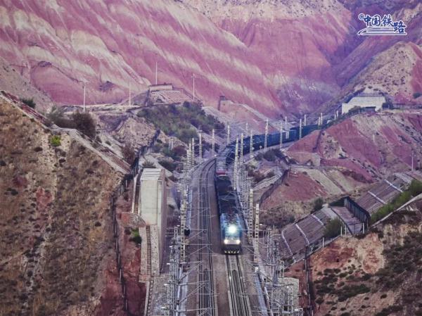 山河壮阔！火车穿越丹霞，拍到就是大片