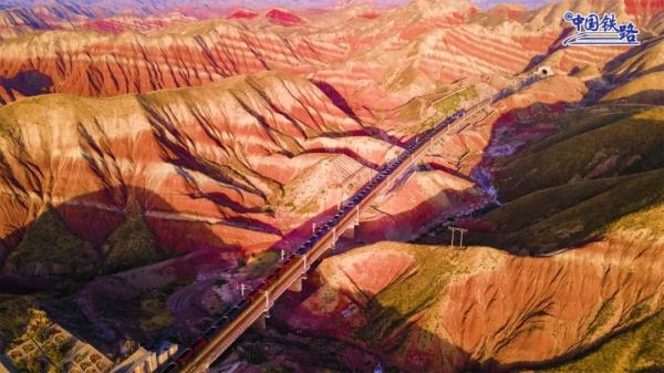 山河壮阔！火车穿越丹霞，拍到就是大片