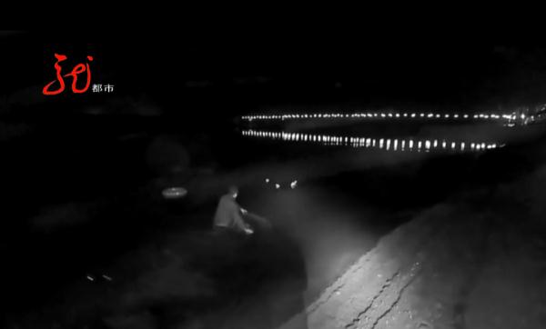 面对冰冷刺骨的河水，冰城警察勇敢地跳了进去......