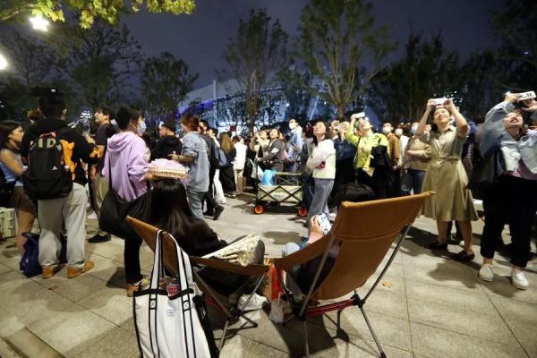 带歌迷逃票听周杰伦？每人收2600元，从检票闸机口强行推入！两人因扰乱秩序被行拘