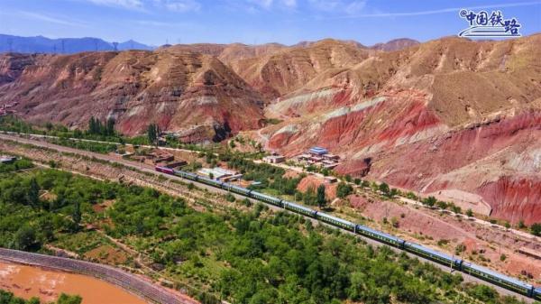 山河壮阔！火车穿越丹霞，拍到就是大片