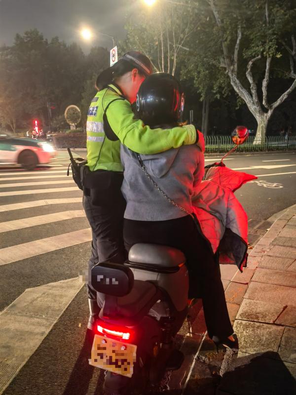 “我只能活3年了”杭州女子在街边崩溃…没想到下一秒! “我只能活3年了”杭州女子在街边崩溃…没想到下一秒!