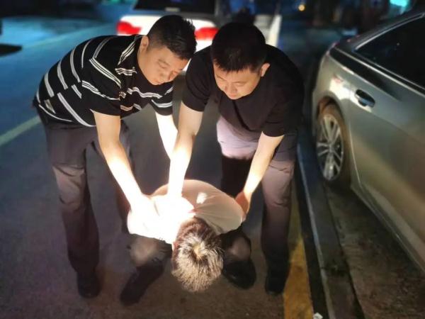 警察吃饭“偶遇”嫌疑人，直接“打包”带走！